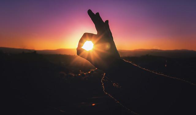 Myohealth reviews.The picture of a hand encirculing the sunset, in respect to wiser decisions.
